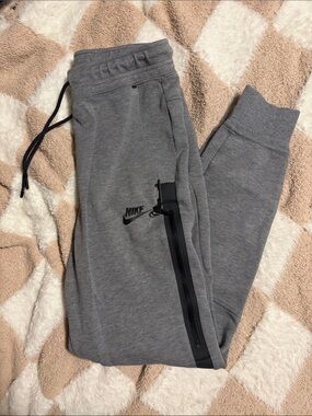 Nike women’s Grey tech Jogger Sweatpants with Black Zipper Detail XS